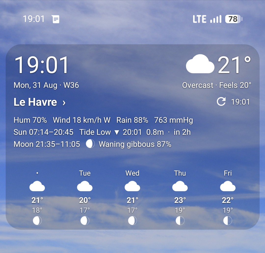 CELAJE widget on the home screen: clock, weather, tide and 5-day strip
